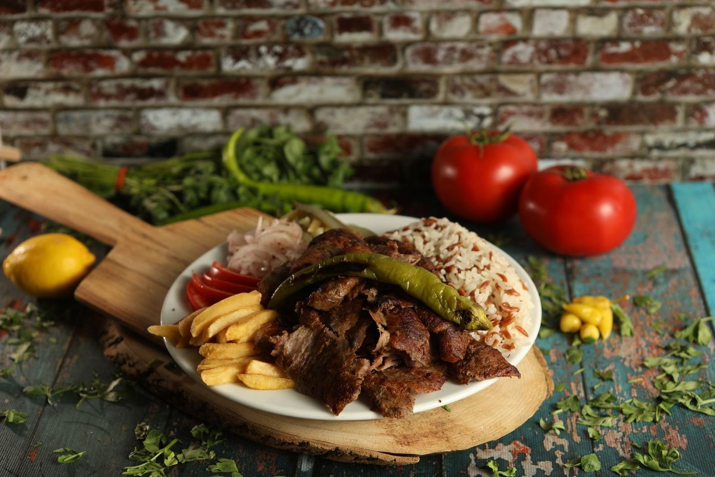 Assiette de kebab döner avec frites, riz et salade chez O'Délices Kebab